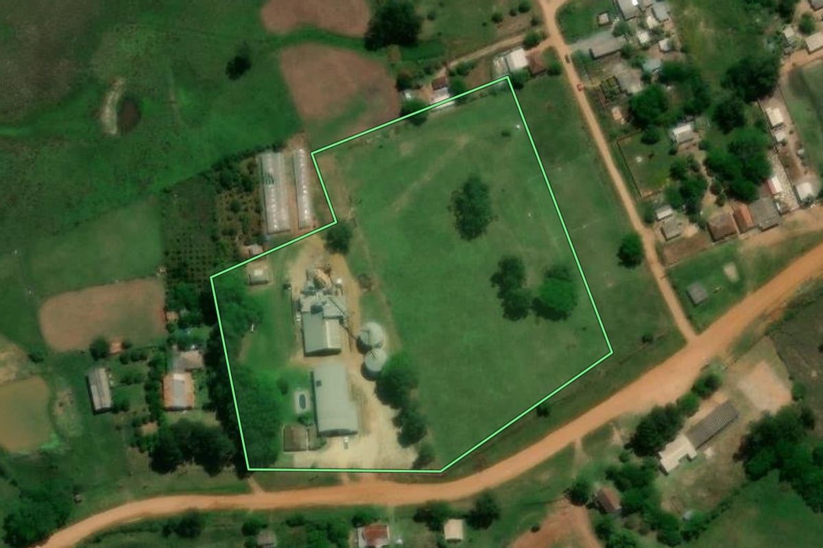 Imagem de satélite do imóvel rural em São Gabriel (RS), com o contorno declarado no CAR desenhado por cima.