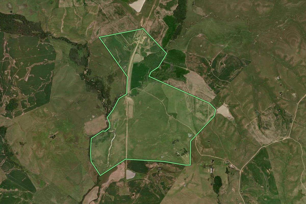 Imagem de satélite do imóvel rural em São Gabriel (RS), com o contorno declarado no CAR desenhado por cima.