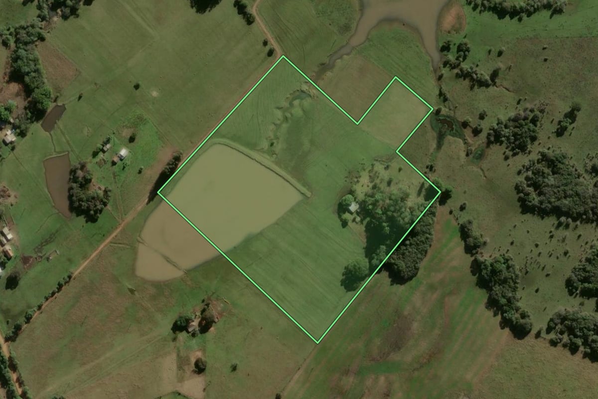 Imagem de satélite do imóvel rural em São Gabriel (RS), com o contorno declarado no CAR desenhado por cima.