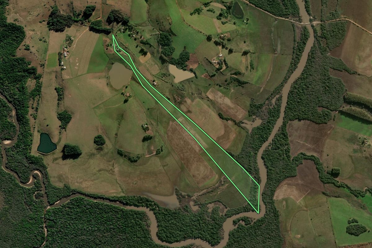 Imagem de satélite do imóvel rural em São Gabriel (RS), com o contorno declarado no CAR desenhado por cima.