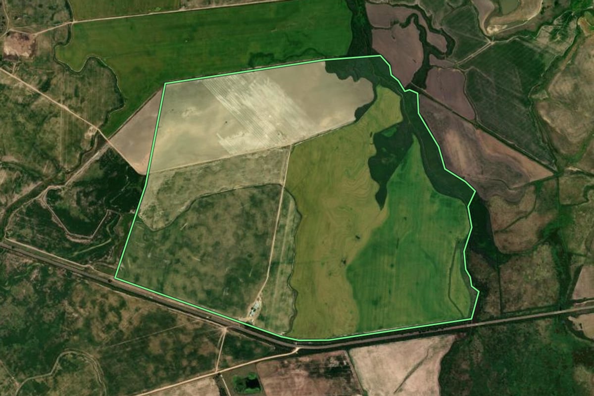 Imagem de satélite do imóvel rural em São Gabriel (RS), com o contorno declarado no CAR desenhado por cima.