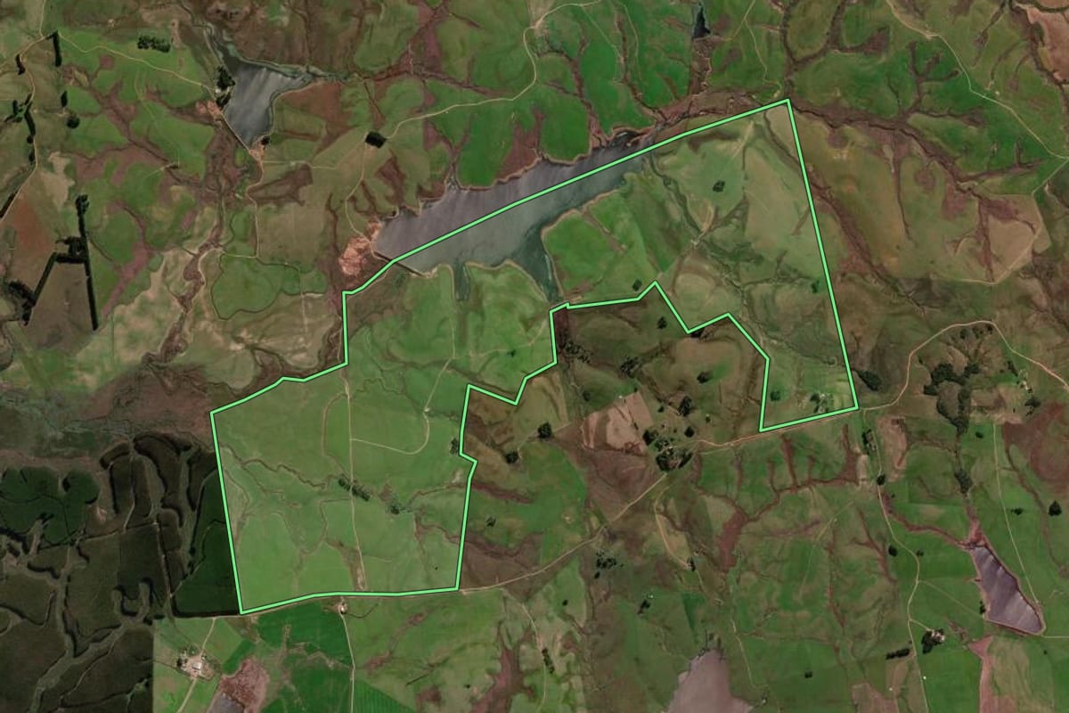Imagem de satélite do imóvel rural em São Gabriel (RS), com o contorno declarado no CAR desenhado por cima.