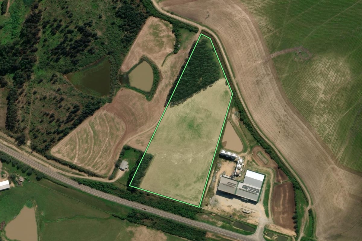 Imagem de satélite do imóvel rural em São Gabriel (RS), com o contorno declarado no CAR desenhado por cima.