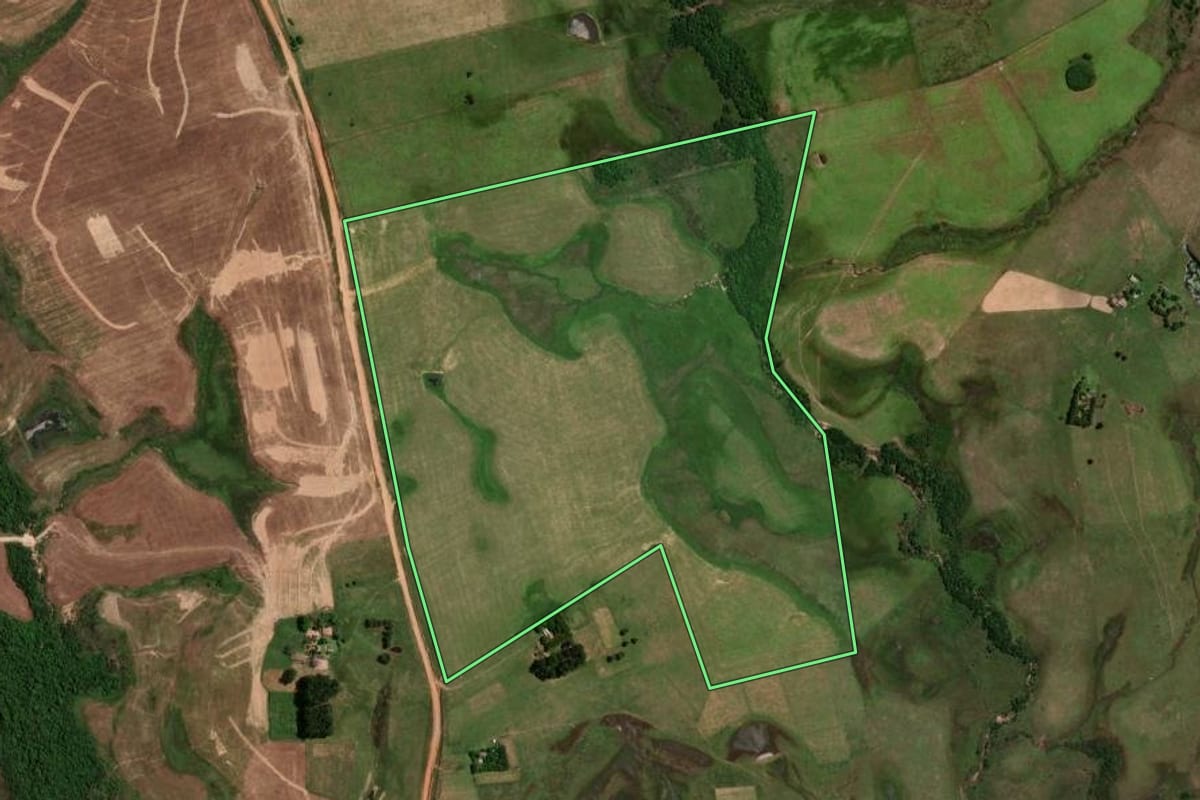 Imagem de satélite do imóvel rural em São Gabriel (RS), com o contorno declarado no CAR desenhado por cima.