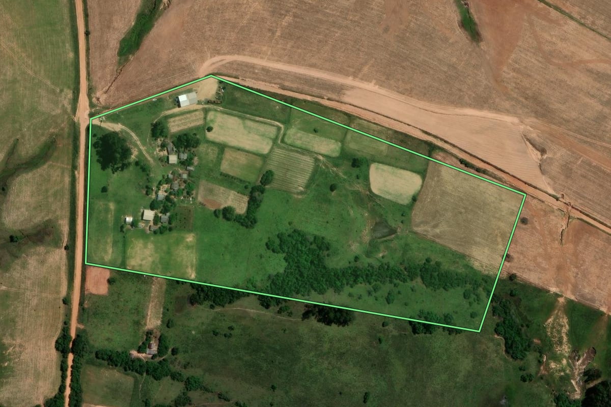 Imagem de satélite do imóvel rural em São Gabriel (RS), com o contorno declarado no CAR desenhado por cima.