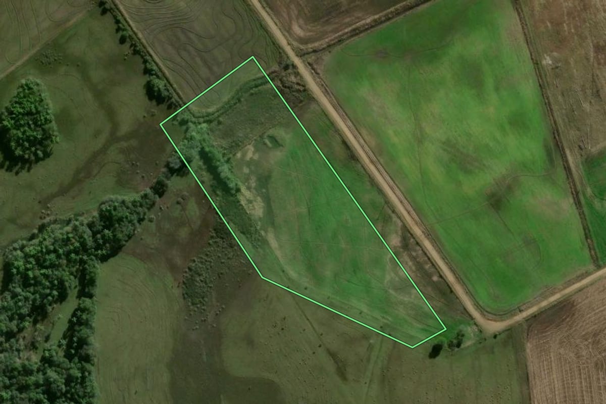 Imagem de satélite do imóvel rural em São Gabriel (RS), com o contorno declarado no CAR desenhado por cima.