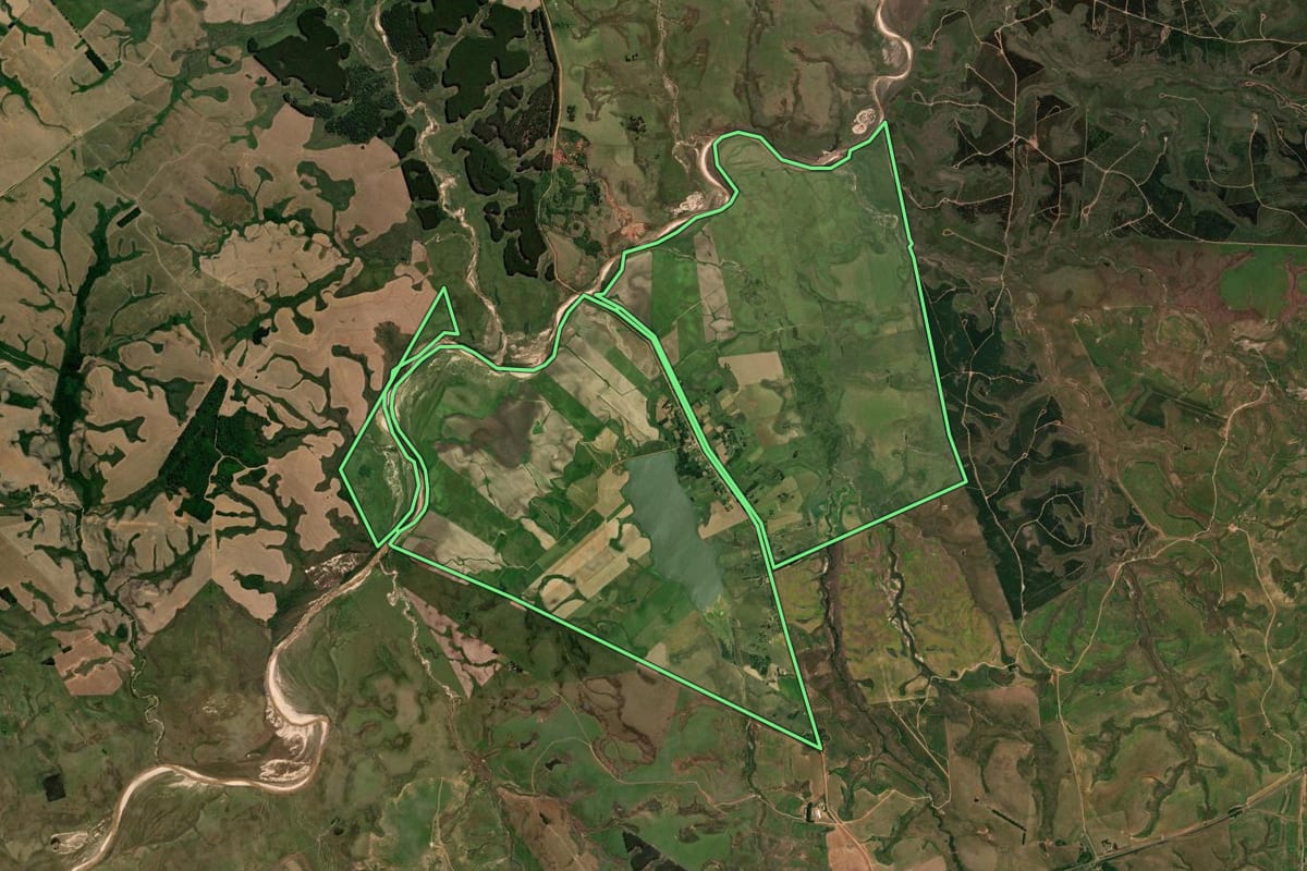 Imagem de satélite do imóvel rural em São Gabriel (RS), com o contorno declarado no CAR desenhado por cima.
