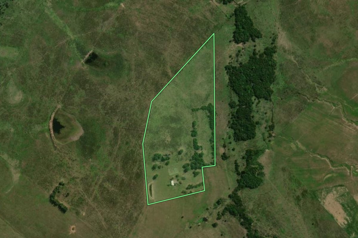 Imagem de satélite do imóvel rural em São Gabriel (RS), com o contorno declarado no CAR desenhado por cima.