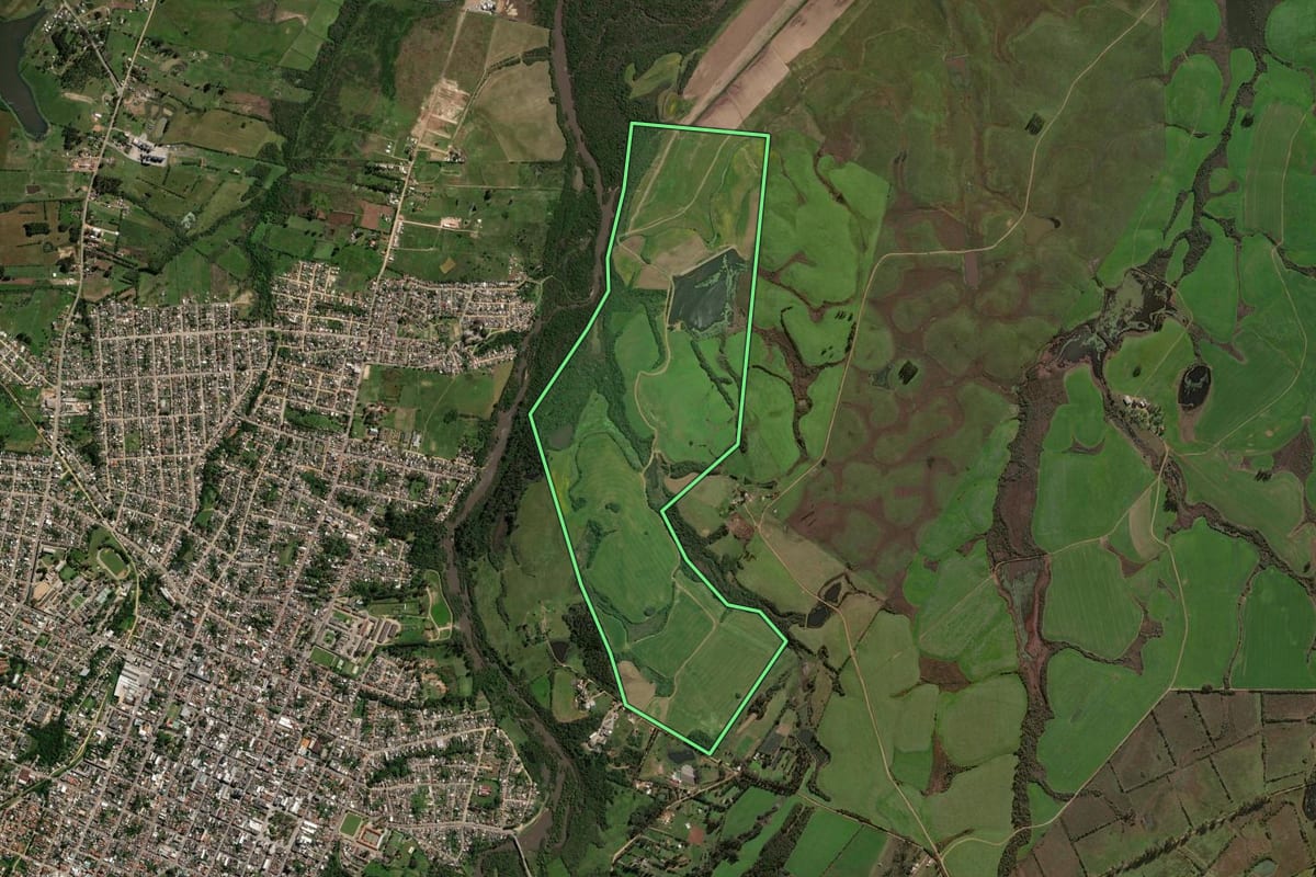 Imagem de satélite do imóvel rural em São Gabriel (RS), com o contorno declarado no CAR desenhado por cima.