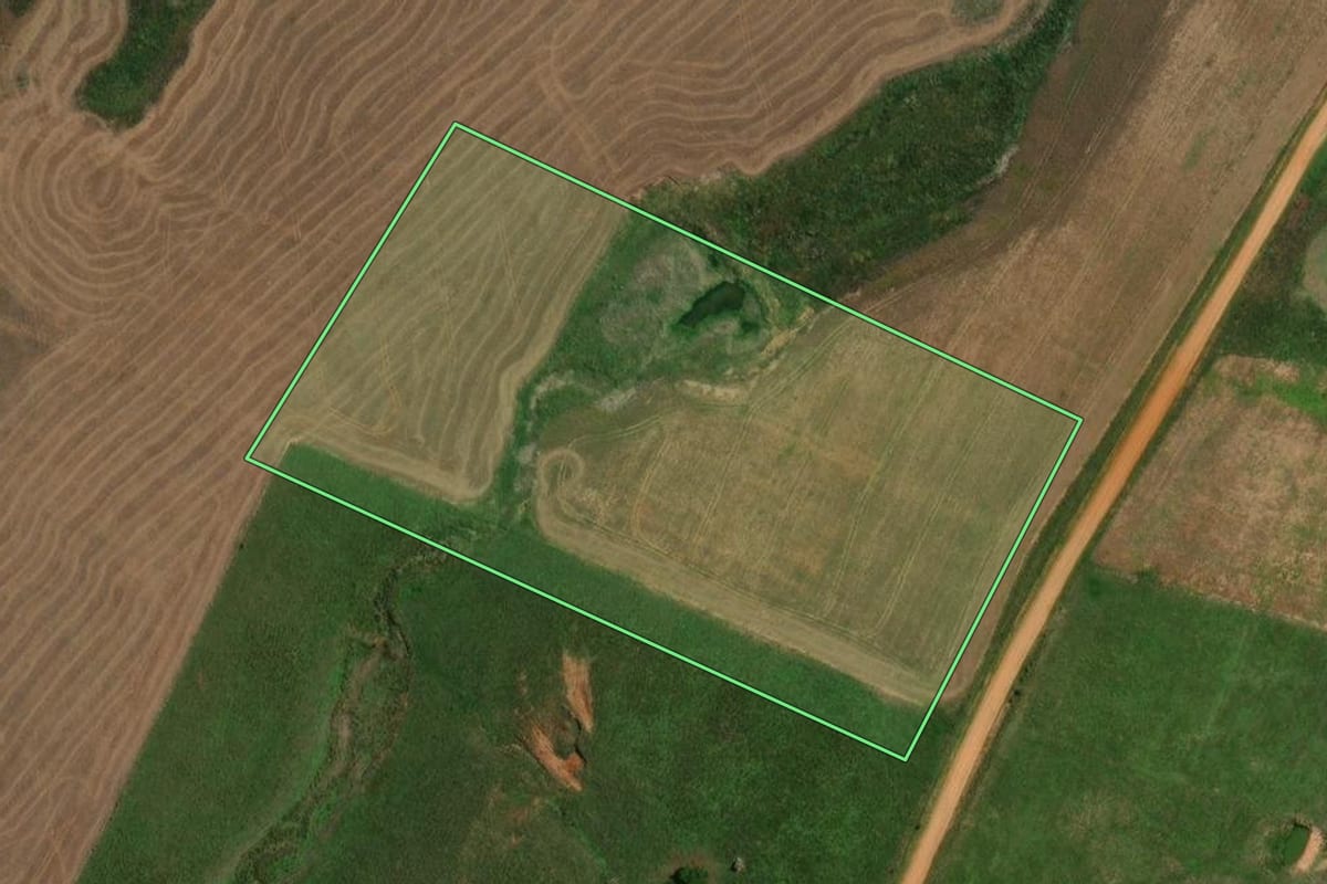 Imagem de satélite do imóvel rural em São Gabriel (RS), com o contorno declarado no CAR desenhado por cima.