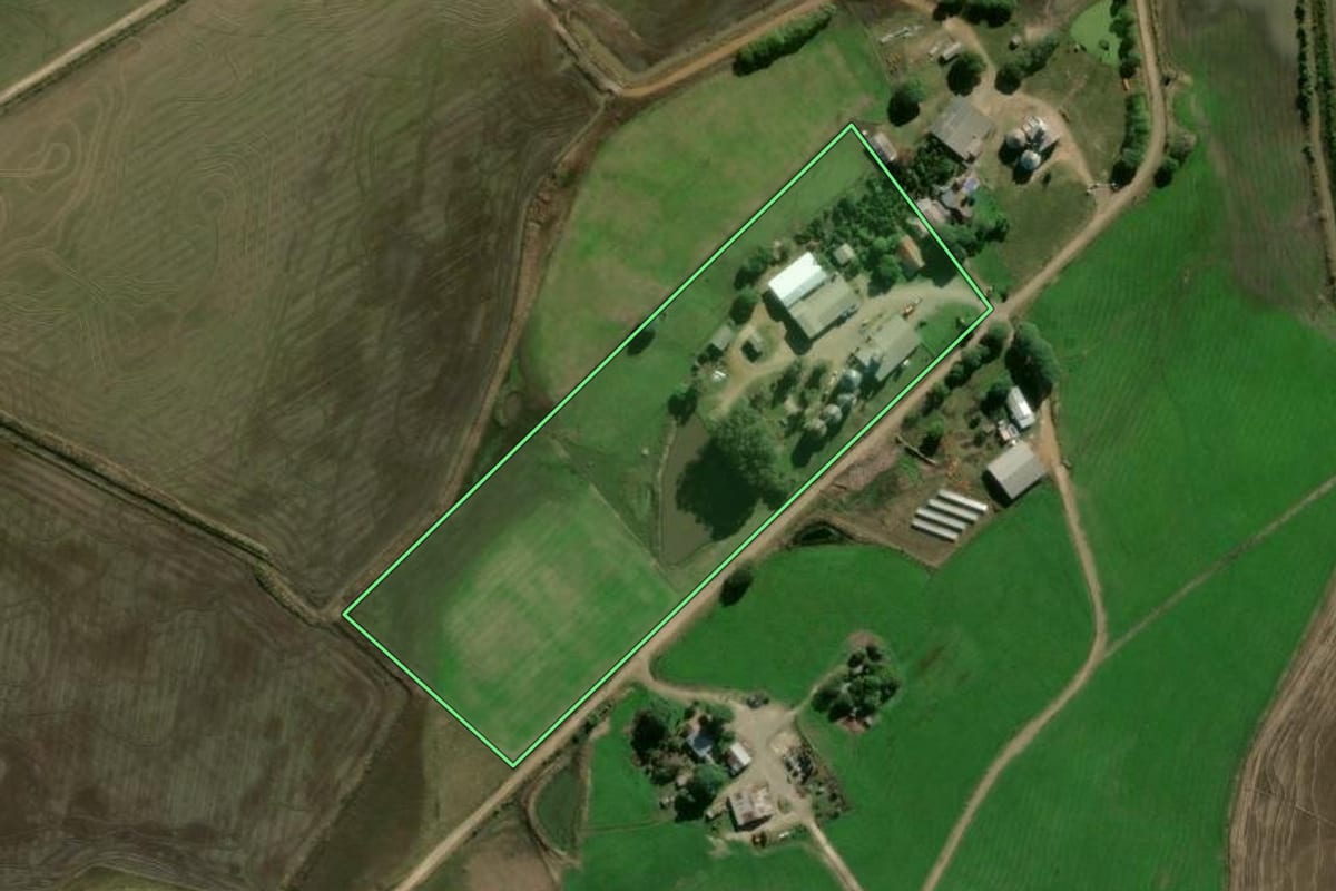 Imagem de satélite do imóvel rural em São Gabriel (RS), com o contorno declarado no CAR desenhado por cima.