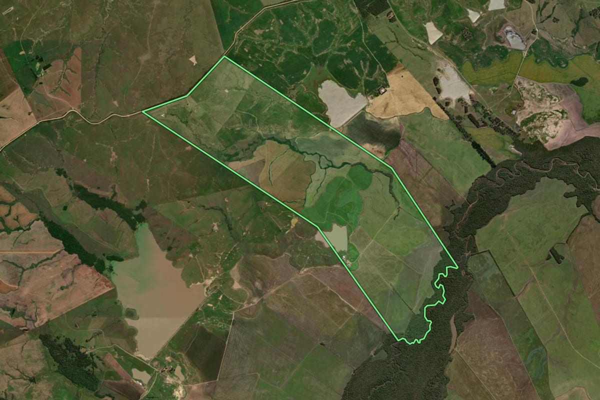 Imagem de satélite do imóvel rural em São Gabriel (RS), com o contorno declarado no CAR desenhado por cima.