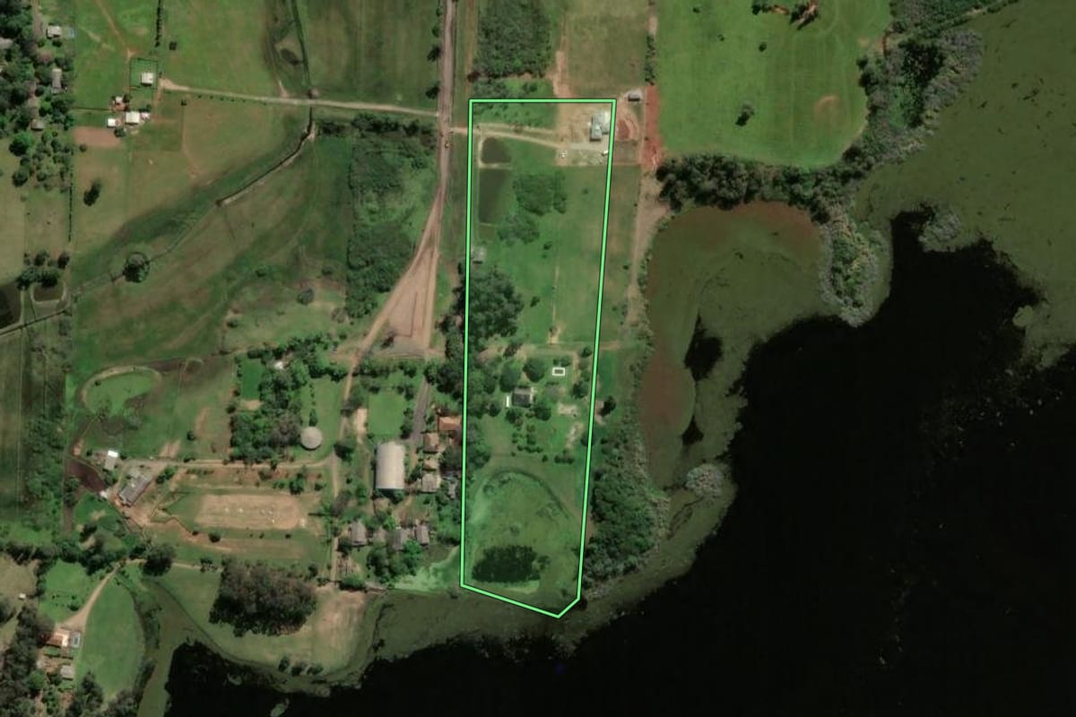 Imagem de satélite do imóvel rural em São Jerônimo (RS), com o contorno declarado no CAR desenhado por cima.