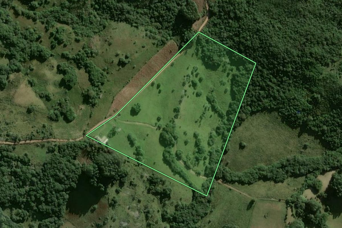 Imagem de satélite do imóvel rural em São Jerônimo (RS), com o contorno declarado no CAR desenhado por cima.