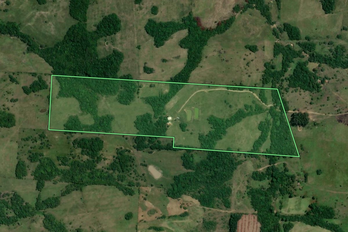 Imagem de satélite do imóvel rural em São Jerônimo (RS), com o contorno declarado no CAR desenhado por cima.