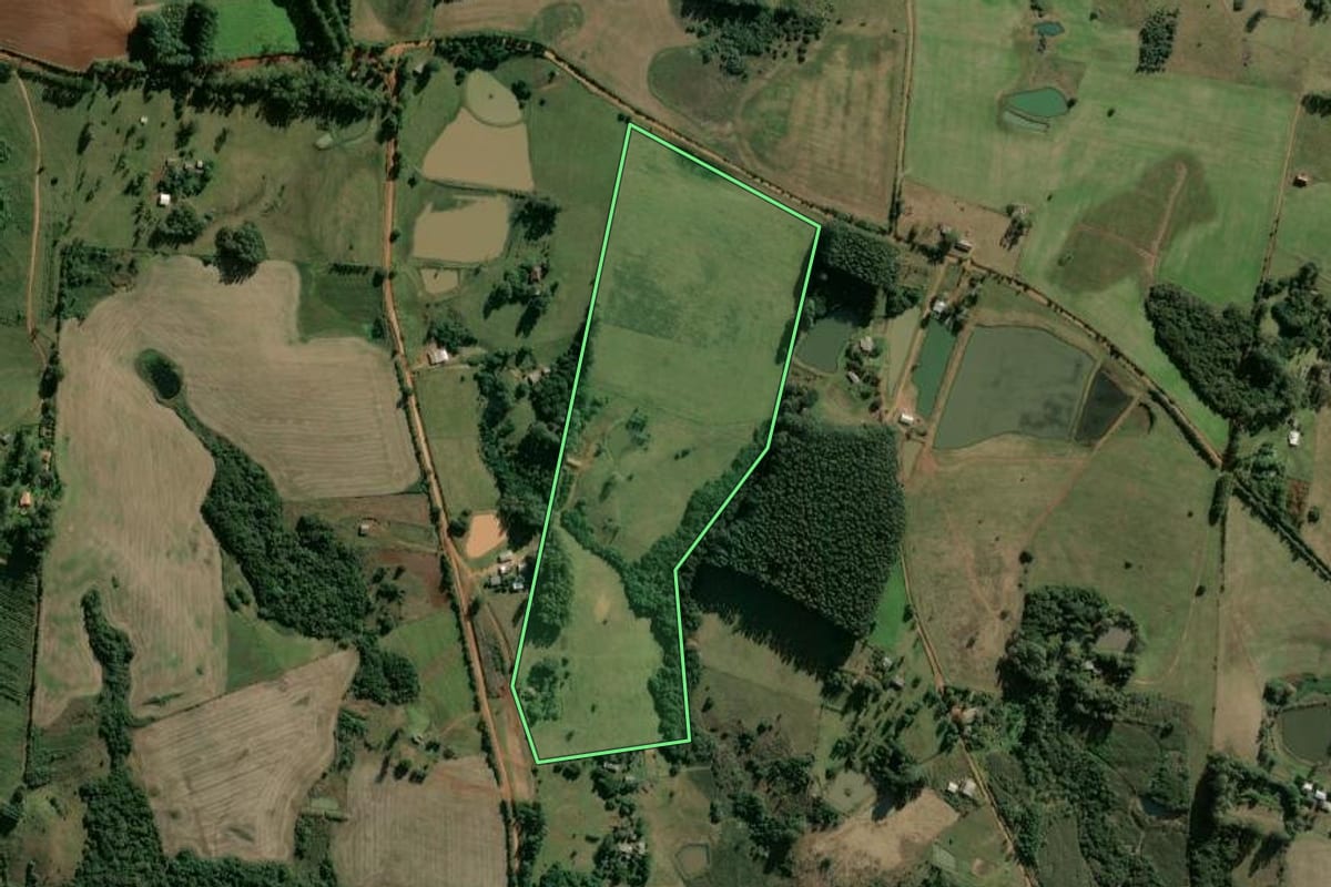 Imagem de satélite do imóvel rural em São Jerônimo (RS), com o contorno declarado no CAR desenhado por cima.