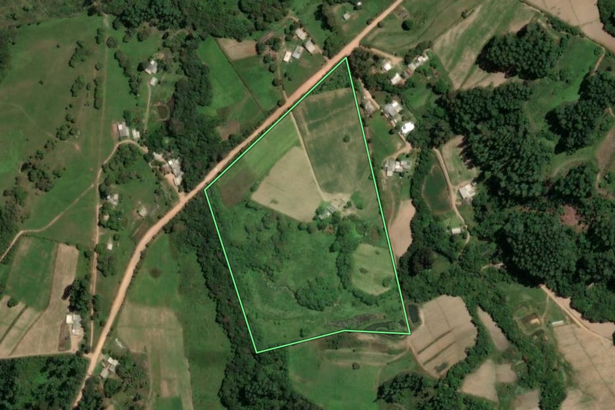 Imagem de satélite do imóvel rural em São Jerônimo (RS), com o contorno declarado no CAR desenhado por cima.