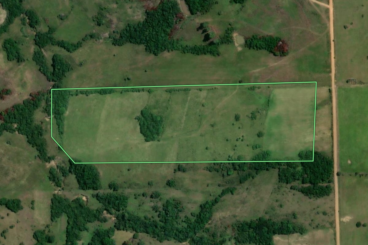 Imagem de satélite do imóvel rural em São Jerônimo (RS), com o contorno declarado no CAR desenhado por cima.