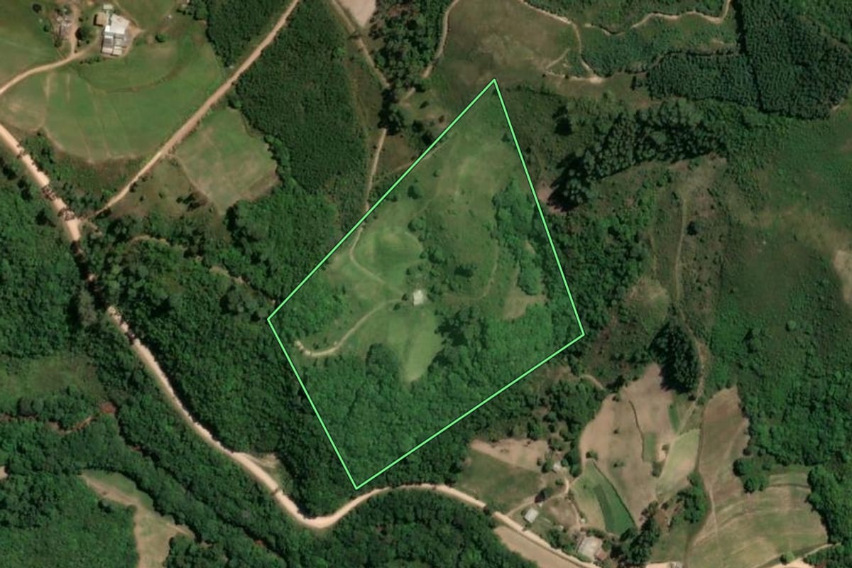 Imagem de satélite do imóvel rural em São Jerônimo (RS), com o contorno declarado no CAR desenhado por cima.