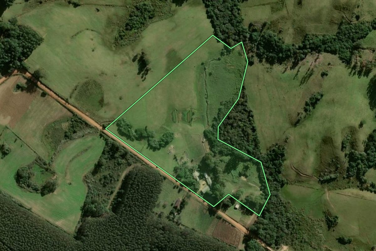 Imagem de satélite do imóvel rural em São Jerônimo (RS), com o contorno declarado no CAR desenhado por cima.