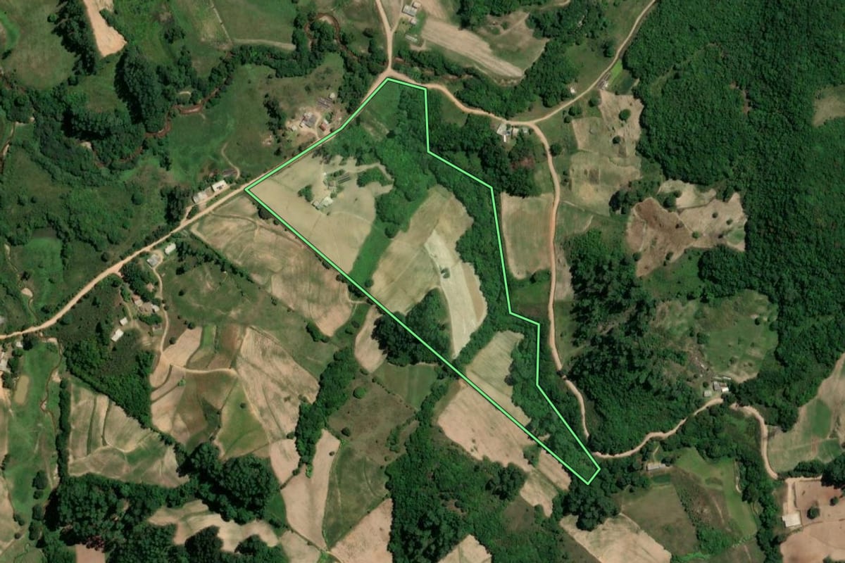 Imagem de satélite do imóvel rural em São Jerônimo (RS), com o contorno declarado no CAR desenhado por cima.