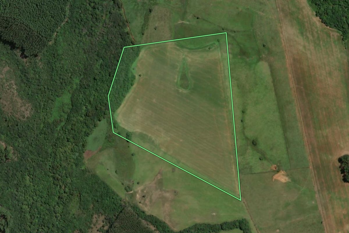 Imagem de satélite do imóvel rural em São Jerônimo (RS), com o contorno declarado no CAR desenhado por cima.