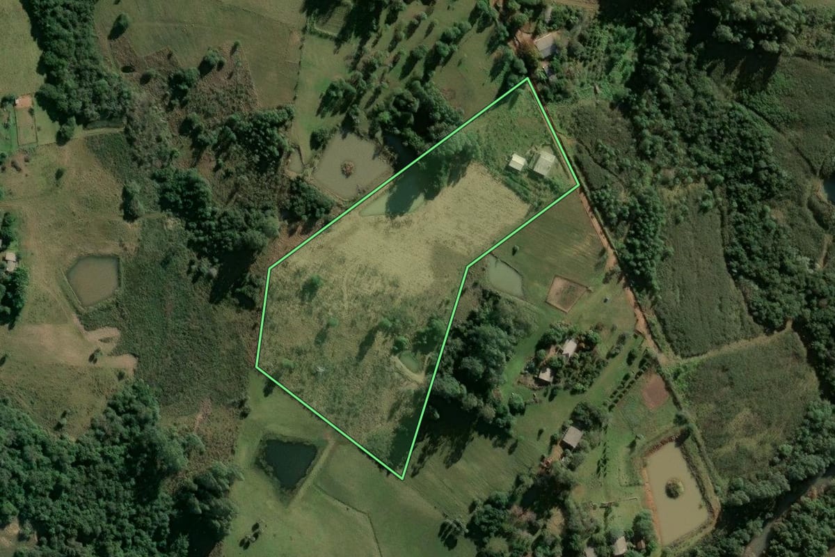 Imagem de satélite do imóvel rural em São Jerônimo (RS), com o contorno declarado no CAR desenhado por cima.