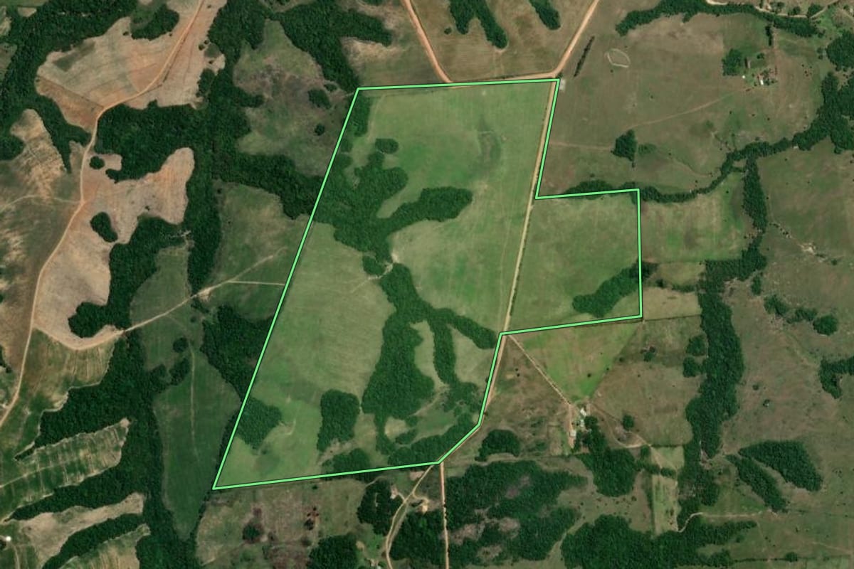 Imagem de satélite do imóvel rural em São Jerônimo (RS), com o contorno declarado no CAR desenhado por cima.