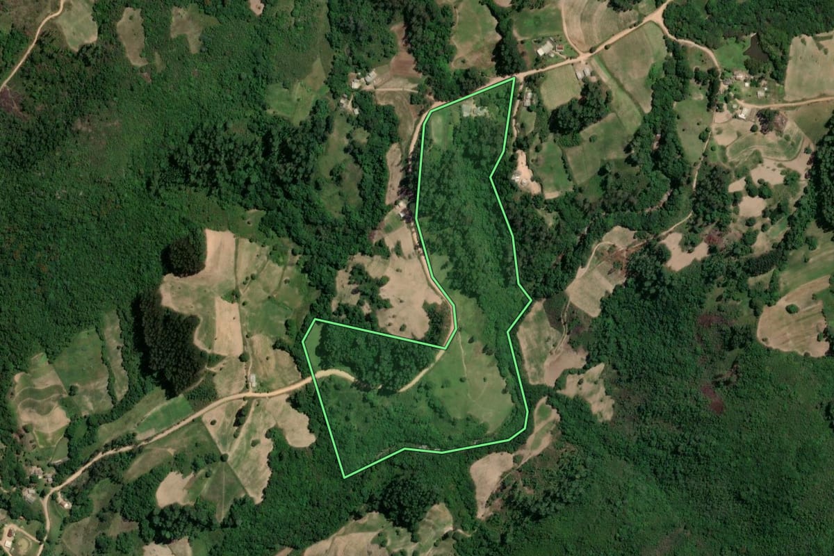 Imagem de satélite do imóvel rural em São Jerônimo (RS), com o contorno declarado no CAR desenhado por cima.