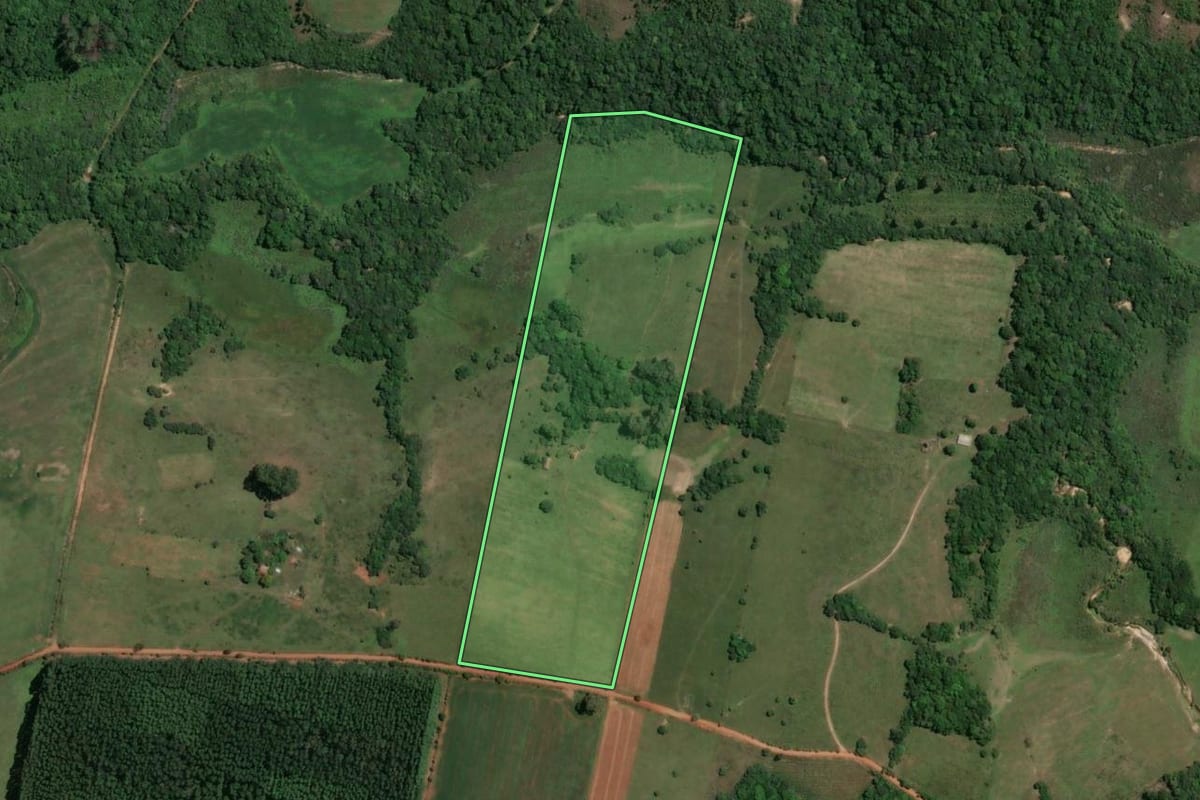 Imagem de satélite do imóvel rural em São Jerônimo (RS), com o contorno declarado no CAR desenhado por cima.