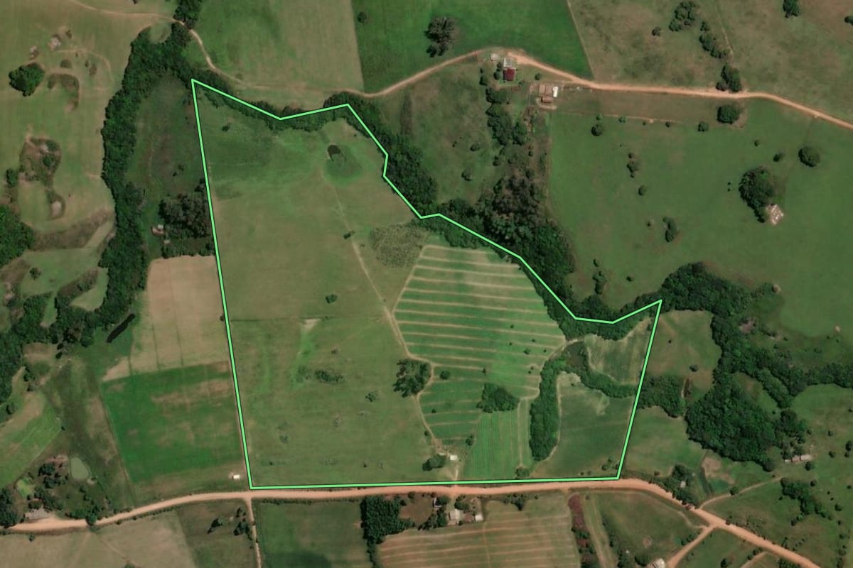 Imagem de satélite do imóvel rural em São Jerônimo (RS), com o contorno declarado no CAR desenhado por cima.