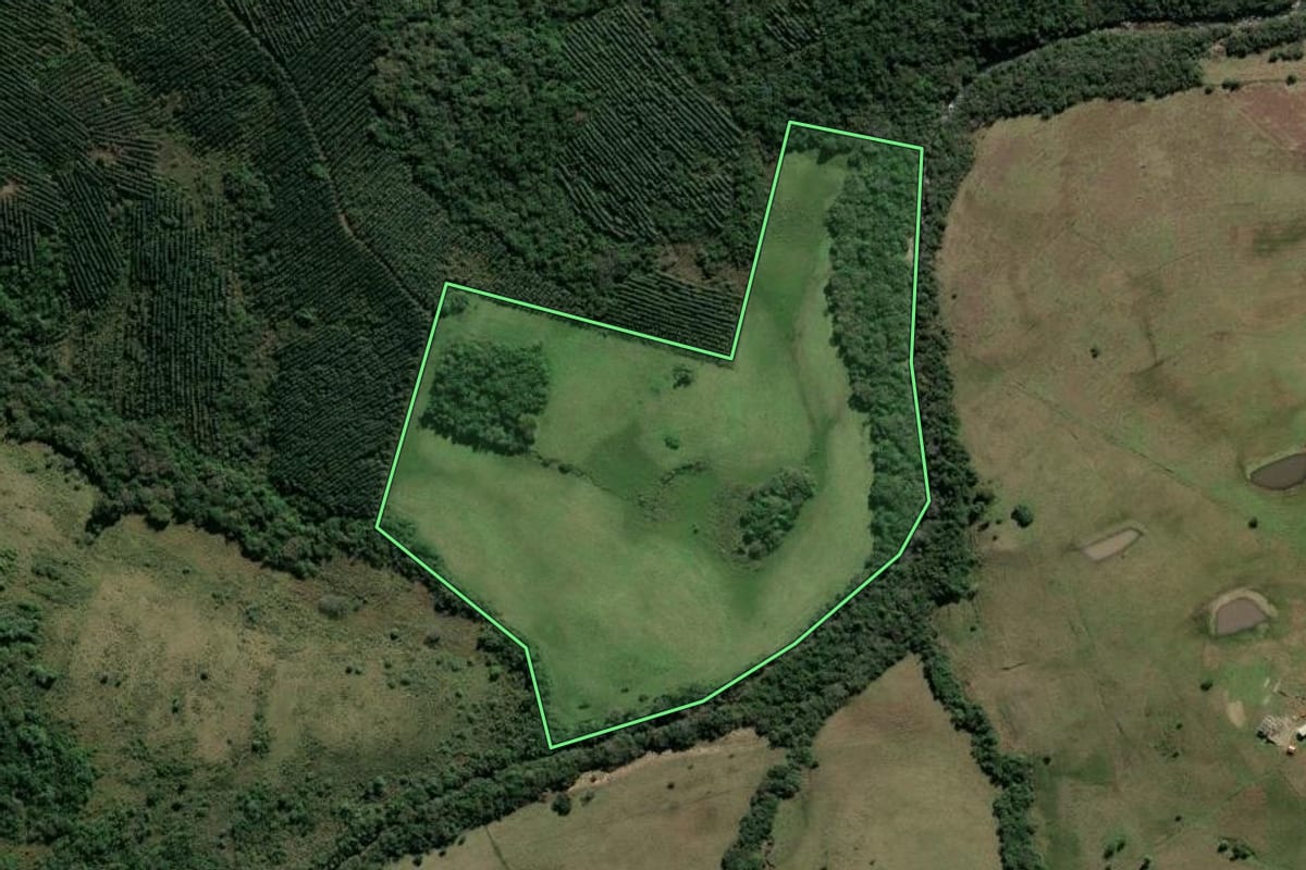 Imagem de satélite do imóvel rural em São Jerônimo (RS), com o contorno declarado no CAR desenhado por cima.