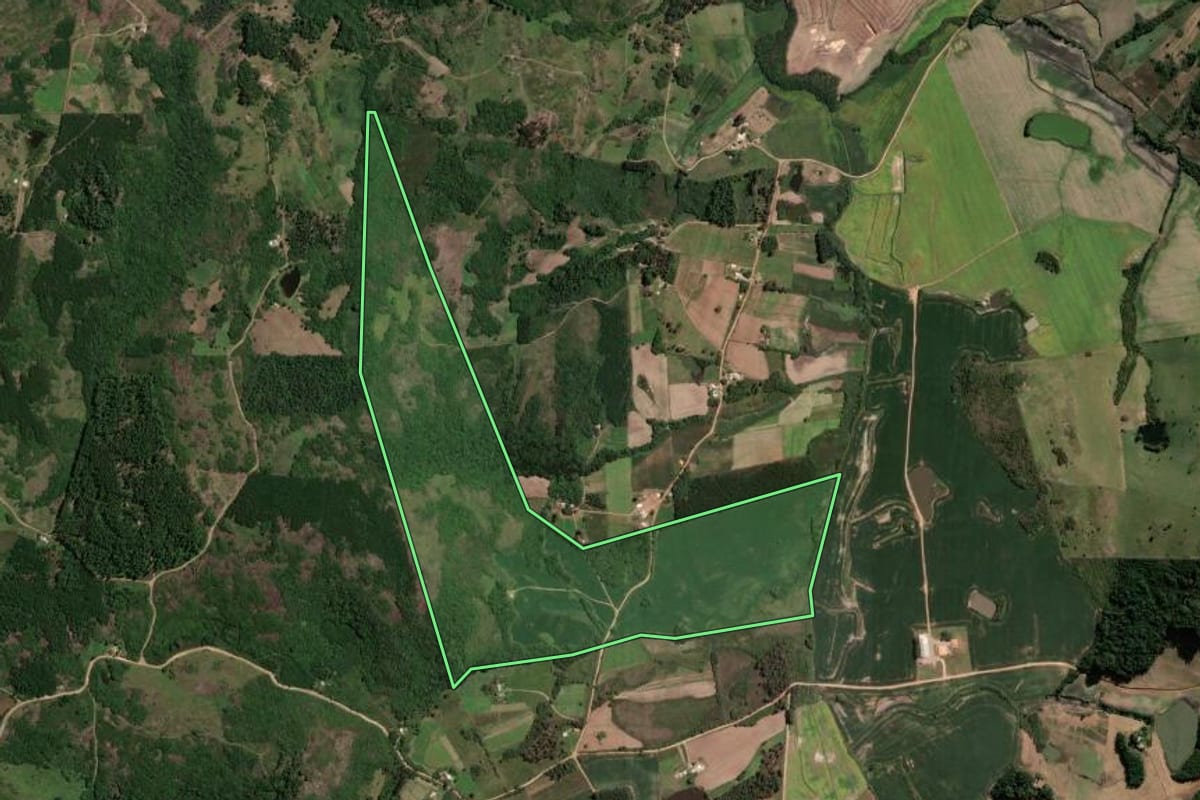 Imagem de satélite do imóvel rural em São Jerônimo (RS), com o contorno declarado no CAR desenhado por cima.