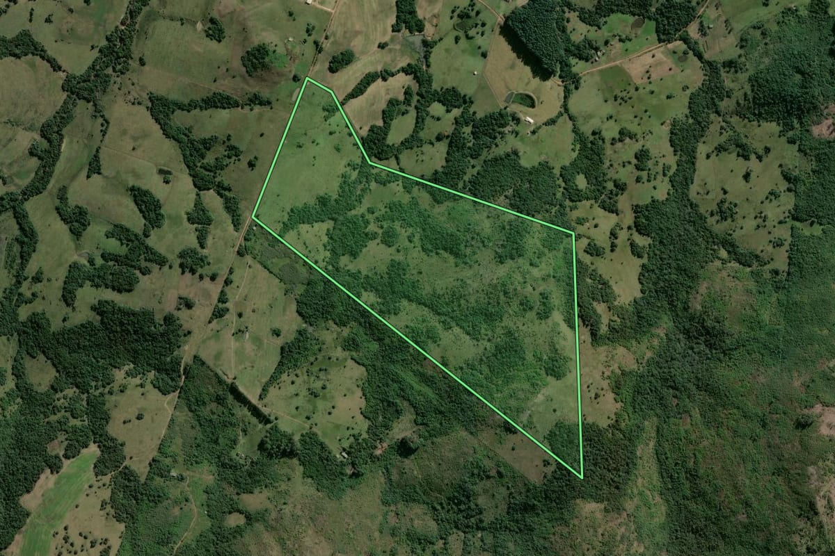 Imagem de satélite do imóvel rural em São Jerônimo (RS), com o contorno declarado no CAR desenhado por cima.