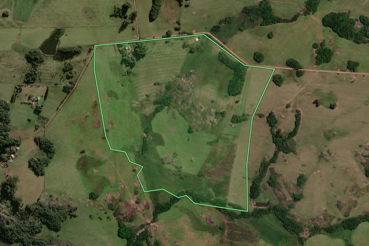 Imagem de satélite do imóvel rural em São Jerônimo (RS), com o contorno declarado no CAR desenhado por cima.