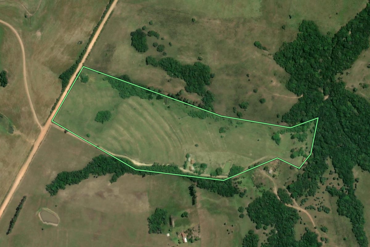 Imagem de satélite do imóvel rural em São Jerônimo (RS), com o contorno declarado no CAR desenhado por cima.