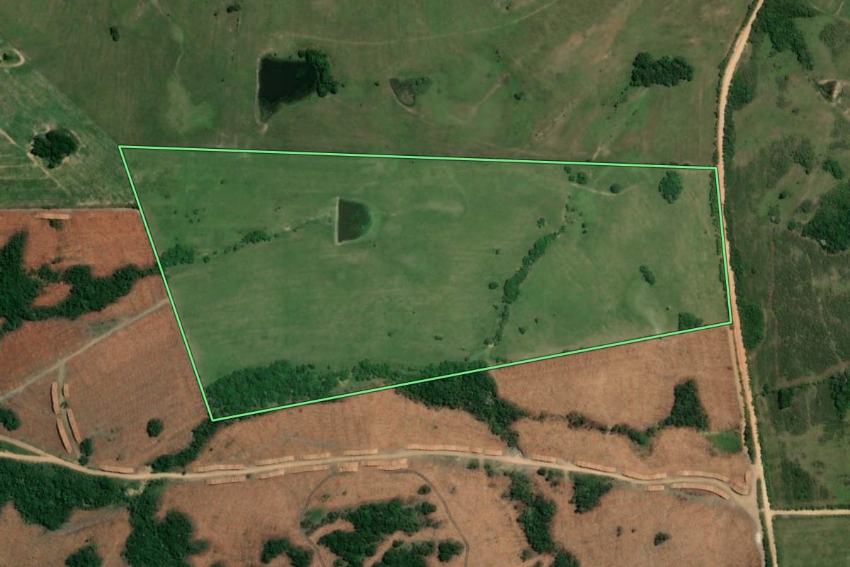 Imagem de satélite do imóvel rural em São Jerônimo (RS), com o contorno declarado no CAR desenhado por cima.