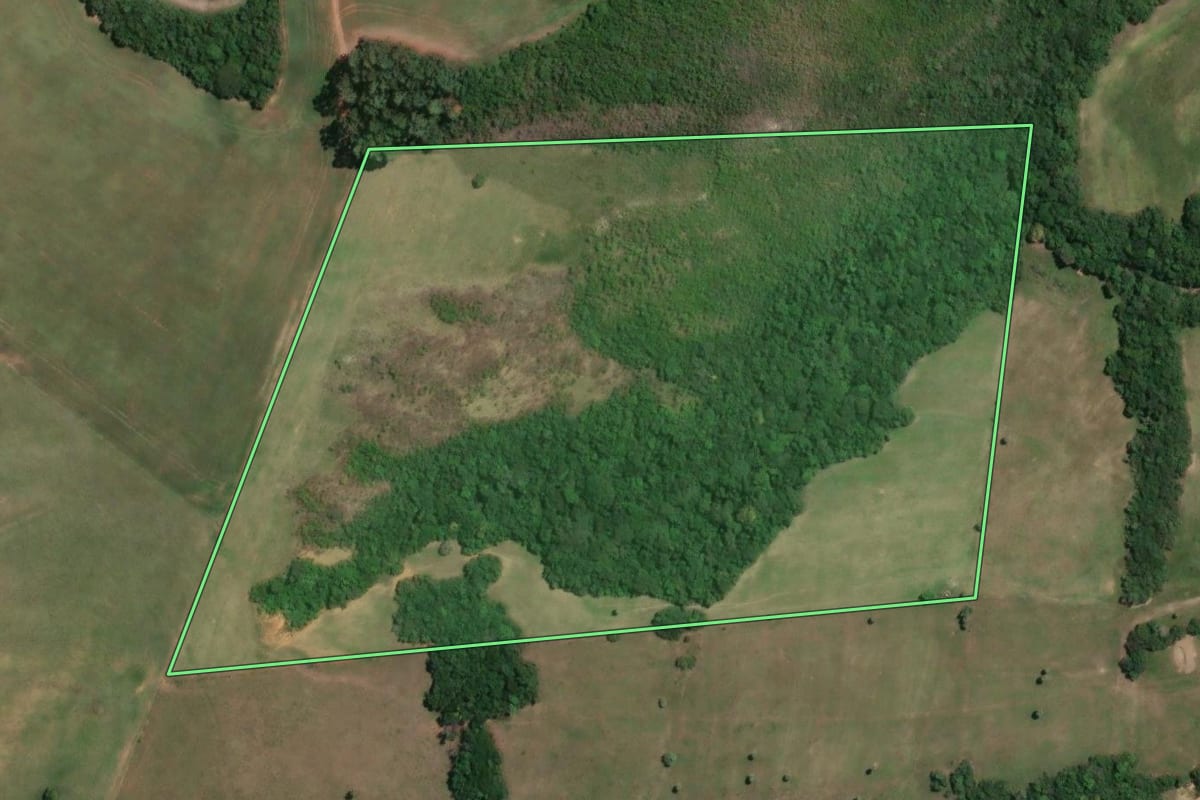 Imagem de satélite do imóvel rural em São Jerônimo (RS), com o contorno declarado no CAR desenhado por cima.