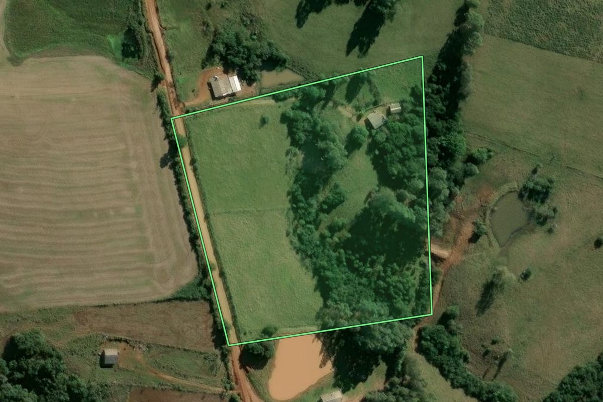 Imagem de satélite do imóvel rural em São Jerônimo (RS), com o contorno declarado no CAR desenhado por cima.