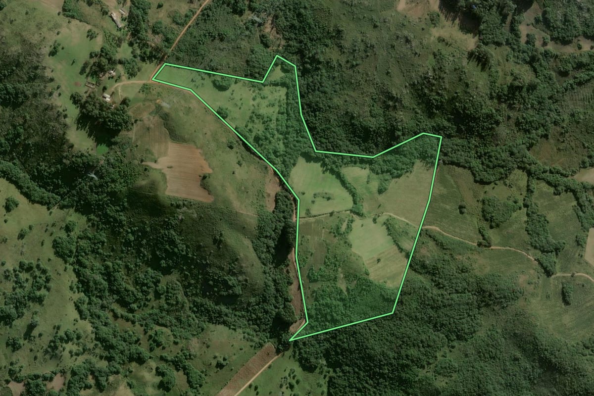 Imagem de satélite do imóvel rural em São Jerônimo (RS), com o contorno declarado no CAR desenhado por cima.