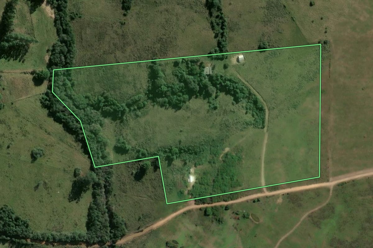 Imagem de satélite do imóvel rural em São Jerônimo (RS), com o contorno declarado no CAR desenhado por cima.