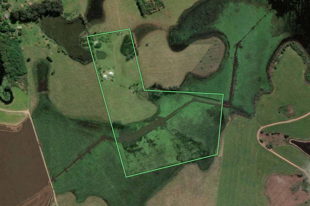 Imagem de satélite do imóvel rural em São Jerônimo (RS), com o contorno declarado no CAR desenhado por cima.