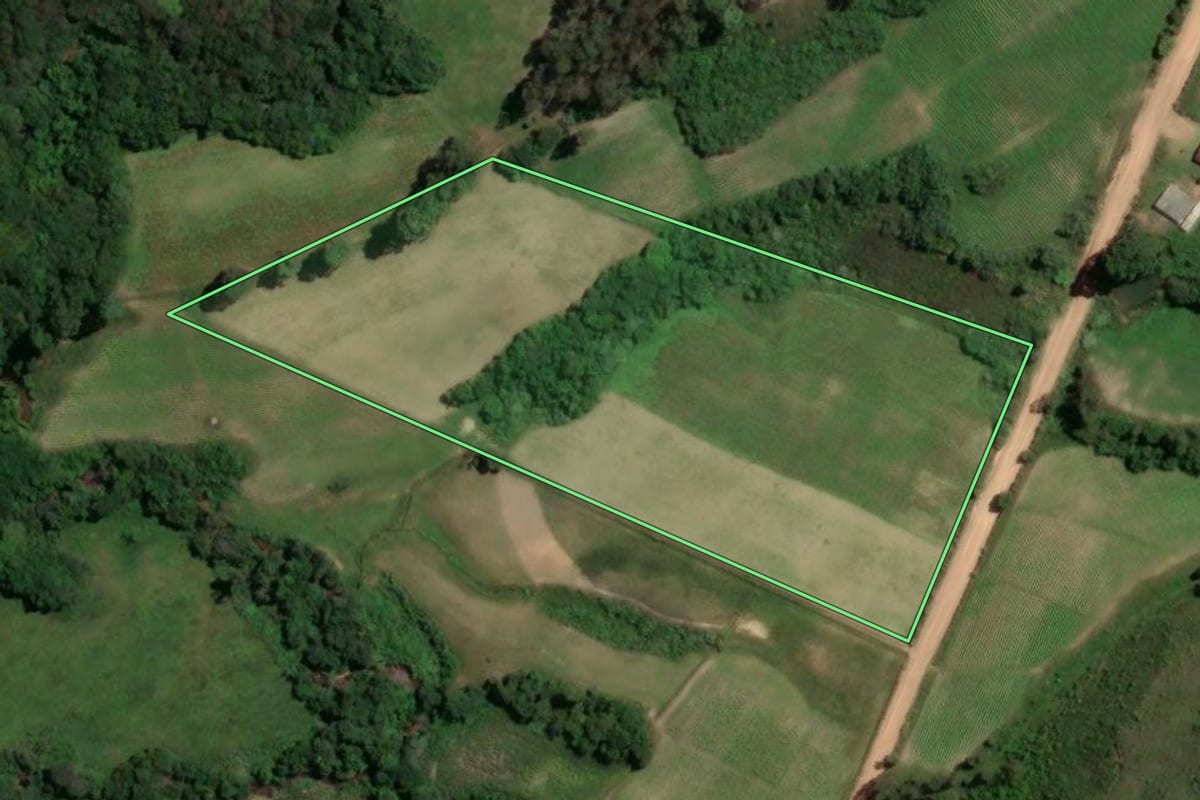 Imagem de satélite do imóvel rural em São Jerônimo (RS), com o contorno declarado no CAR desenhado por cima.