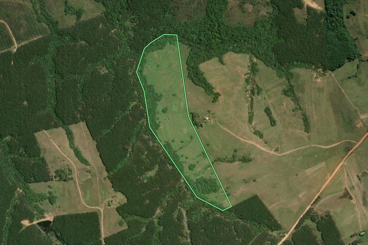 Imagem de satélite do imóvel rural em São Jerônimo (RS), com o contorno declarado no CAR desenhado por cima.