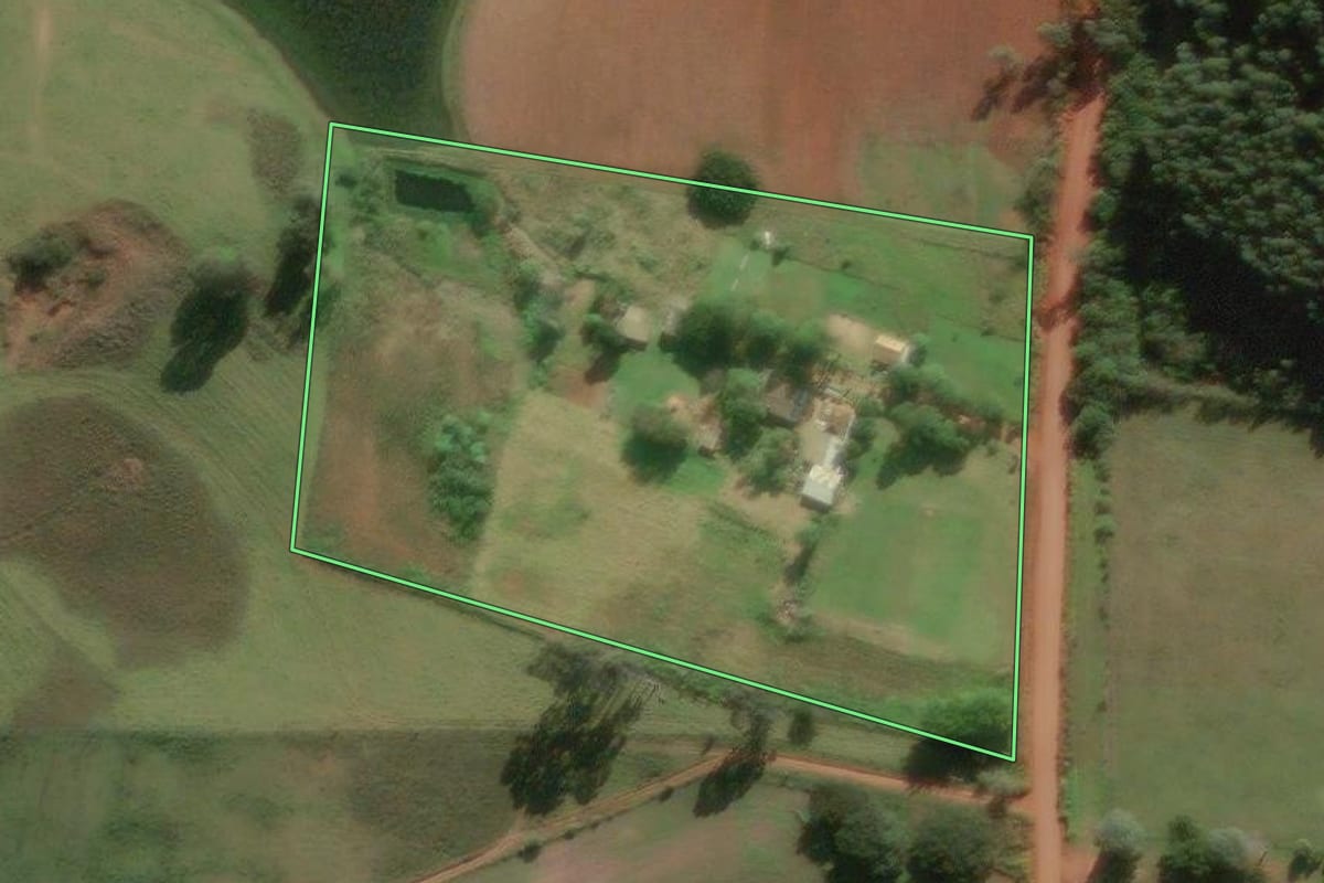Imagem de satélite do imóvel rural em São Jerônimo (RS), com o contorno declarado no CAR desenhado por cima.