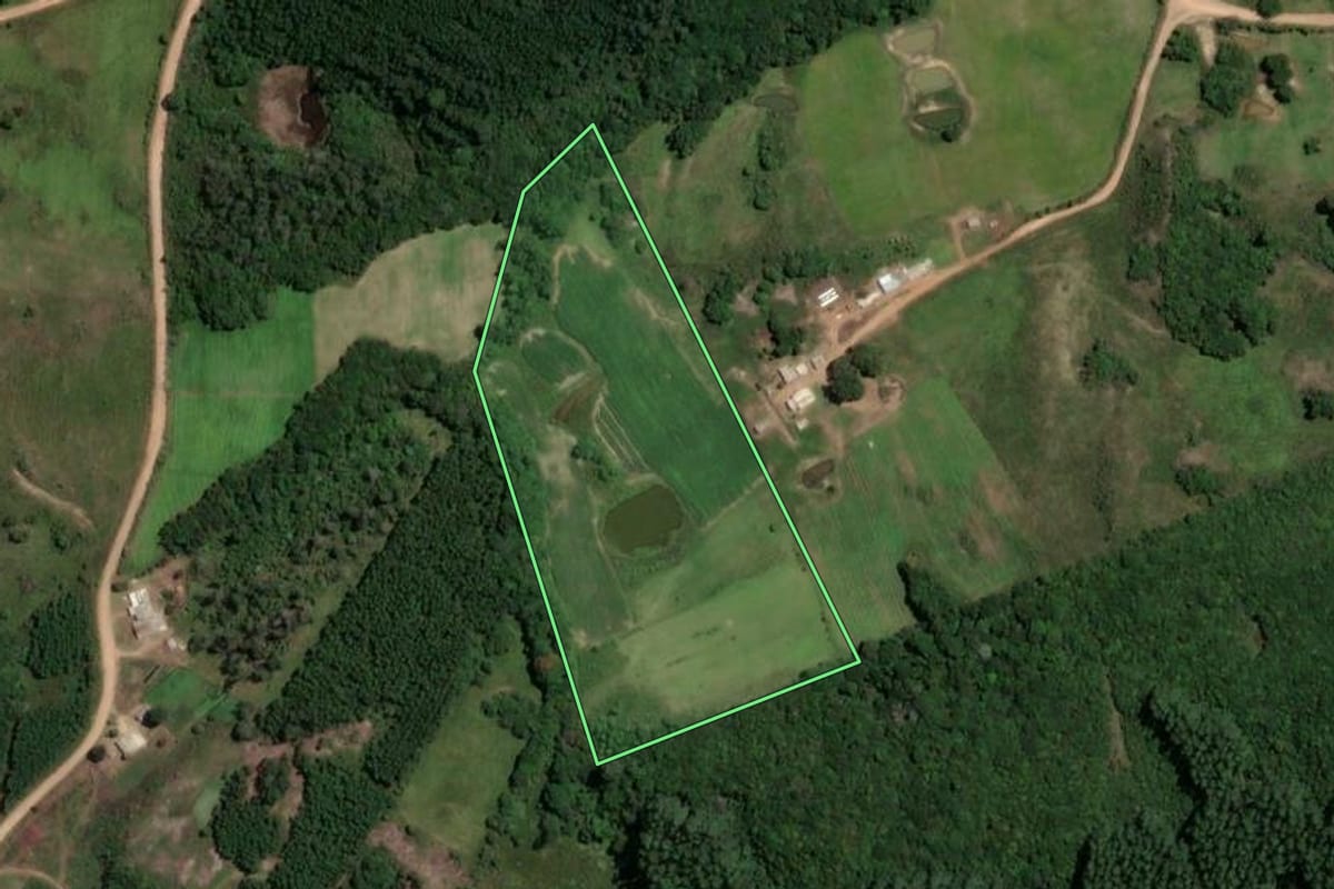 Imagem de satélite do imóvel rural em São Jerônimo (RS), com o contorno declarado no CAR desenhado por cima.