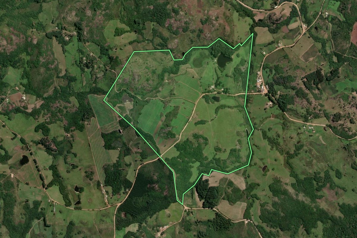 Imagem de satélite do imóvel rural em São Jerônimo (RS), com o contorno declarado no CAR desenhado por cima.