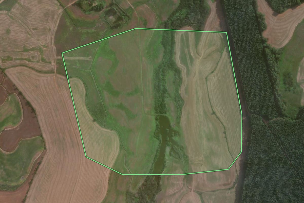 Imagem de satélite do imóvel rural em São Jerônimo (RS), com o contorno declarado no CAR desenhado por cima.