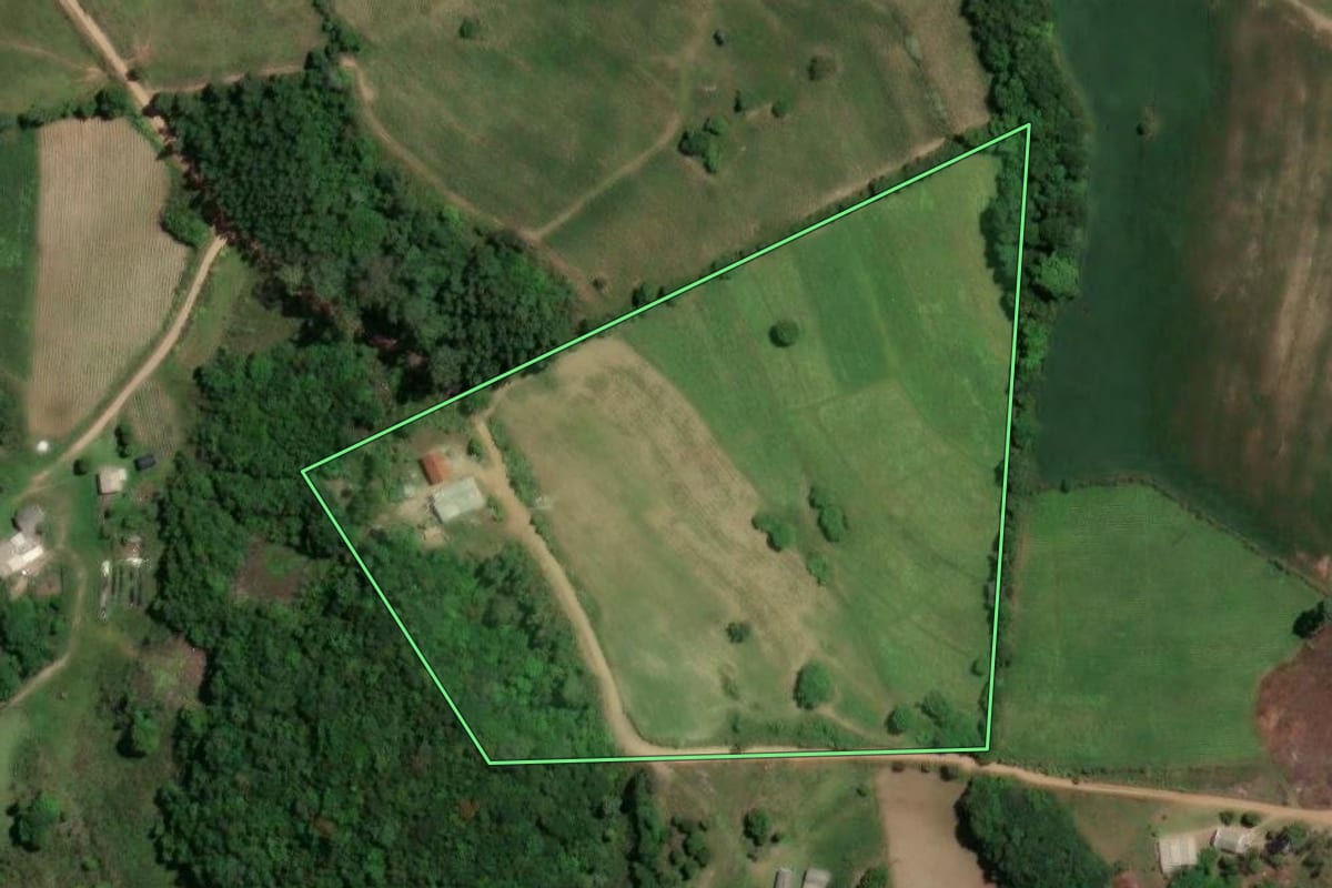 Imagem de satélite do imóvel rural em São Jerônimo (RS), com o contorno declarado no CAR desenhado por cima.