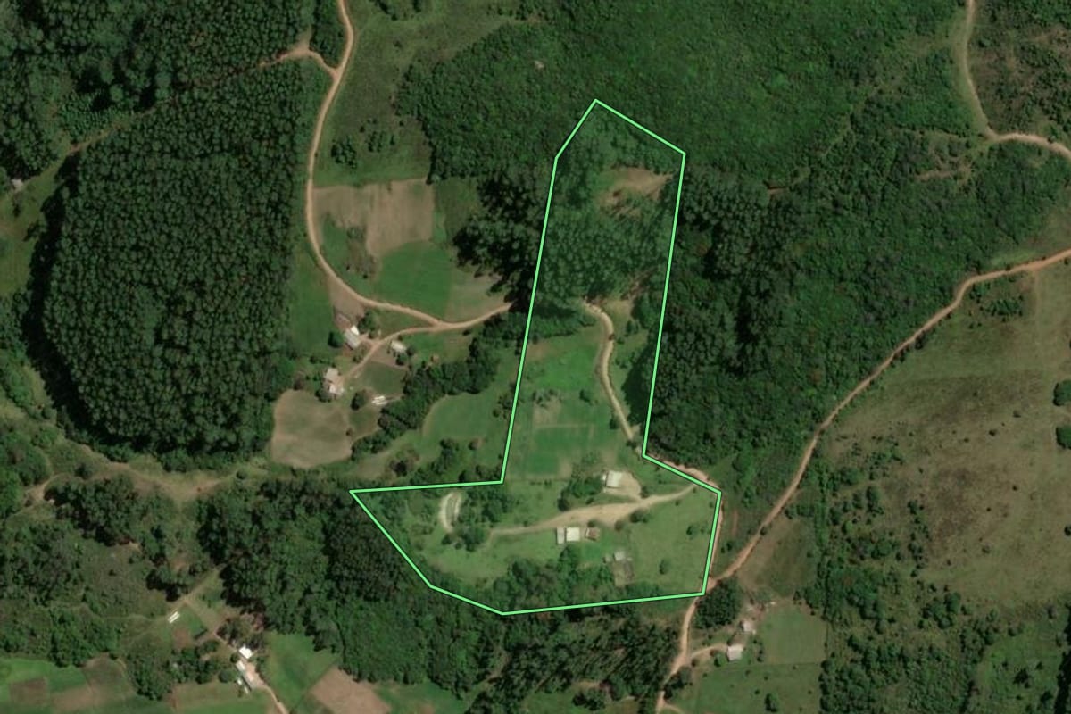 Imagem de satélite do imóvel rural em São Jerônimo (RS), com o contorno declarado no CAR desenhado por cima.